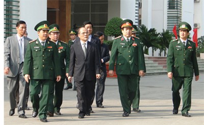 Chủ tịch Quốc hội Nguyễn Sinh Hùng và Đại tướng Phùng Quang Thanh, thăm, kiểm tra thực tế tình hình hoạt động, xây dựng đơn vị ở Học viện Biên phòng. Ảnh: Phùng Thành